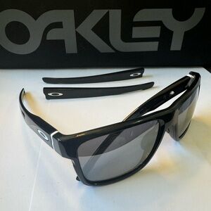 Men’s Oakley Crossrange sunglasses.